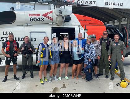 Un helicóptero Jayhawk de la Estación Aérea de la Guardia Costera Clearwater MH-60 rescató a siete personas después de que su embarcación personal de 39 pies fuera golpeada por un rayo 100 en la costa de Clearwater, Florida, el 25 de junio de 2022. Las cinco mujeres y dos hombres fueron devueltos sin problemas médicos a la estación aérea donde la familia los recibió. EE.UU Foto de guardacostas. Foto de stock