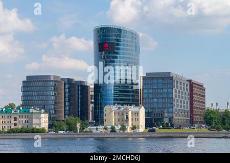 SAN PETERSBURGO, RUSIA - 05 DE JULIO de 2022: Sede del banco 'Sankt-Petersburg' en la tarde de julio Foto de stock
