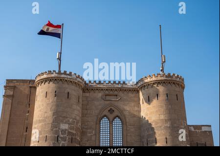 Bandera egipcia volando en la ciudadela de Salah El Din en El Cairo, Egipto Foto de stock