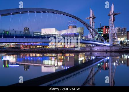 Lowry Footbridge & Lowry Centre por la noche, Salford Quays, Salford, Manchester, Inglaterra, REINO UNIDO Foto de stock