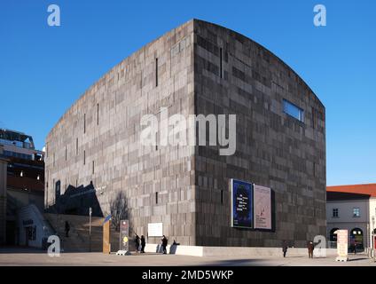 Viena, Austria, diciembre de 2019: Una vista de Mumok, el Museo de Arte Moderno en el Museumsquartier de Viena Foto de stock