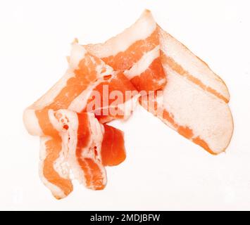 Manteca de cerdo ahumada con una capa de carne sobre un fondo blanco Foto de stock