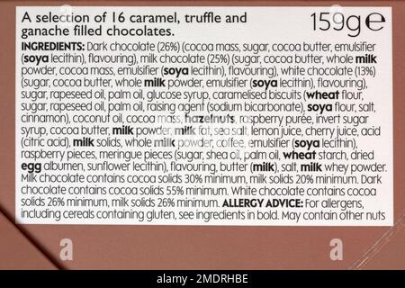 Lista de ingredientes en la caja de Waitrose Indulgent Chocolate Collection Foto de stock