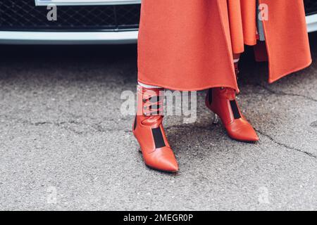 Mujer con abrigo de piel de naranja y Louis Vuitton bolsa antes de Emporio  Armani Fashion Show, la Semana de la moda de Milán street style en enero  Fotografía de stock - Alamy
