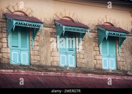 Myanmar, Sudeste de Myanmar, Mawlamyine, edificio de la era colonial, detalle de la ventana Foto de stock