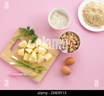 Ingredientes para hacer bizcochos de patata Foto de stock