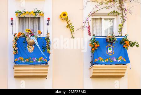 Balcones bellamente decorados en la Plaza de San Pedro de la ciudad de Huelva, con motivo de la procesión de la patrona de la ciudad, Sa Foto de stock