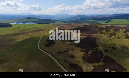 Vista aérea de Glen Tilt cerca de Blair Atholl en el Parque Nacional Cairngorms de las Tierras Altas de Escocia, Reino Unido Foto de stock