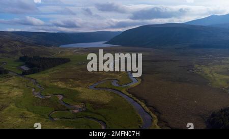 Vista aérea de aves del río Muick y el lago Muick en la finca Balmoral en el Parque Nacional Cairngorms en las Tierras Altas de Escocia, Foto de stock