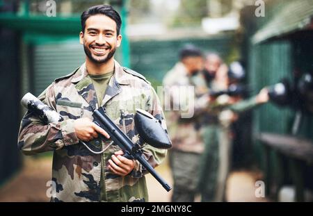 Hombre En Traje Militar Del Soldado Americano En Tiempos Modernos Sobre Un  Fondo Blanco De Estudio Foto de stock y más banco de imágenes de Adulto -  iStock