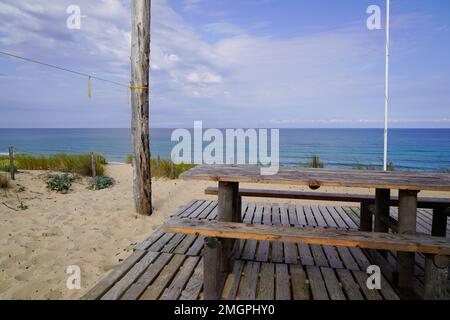 Banco de madera pic nic mesa vista de playa de arena en día de verano en la costa de Cap Ferret Francia Foto de stock