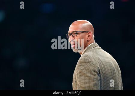 Phoenix Suns head coach Monty Williams argues with referee Ben Taylor (46)  in the first half of an NBA basketball game Wednesday, Jan. 11, 2023, in  Denver. (AP Photo/David Zalubowski Stock Photo - Alamy