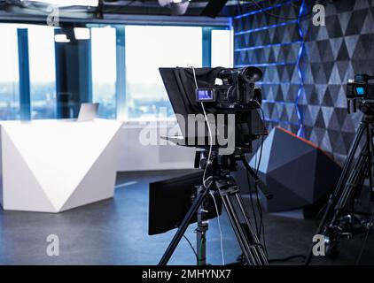 Moderno estudio de grabación de vídeo con cámaras profesionales Fotografía  de stock - Alamy