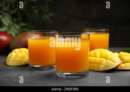 Deliciosa bebida de mango fresco en la mesa gris Foto de stock