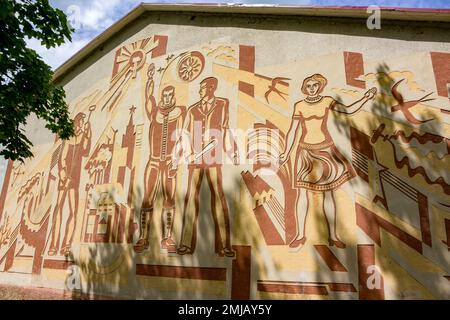 Vorsino, Rusia - 2017 de julio: Pano sobre el tema de la construcción socialista en la construcción de la Casa de la Cultura en el pueblo de Vrosino, Kaluzhskiy Foto de stock