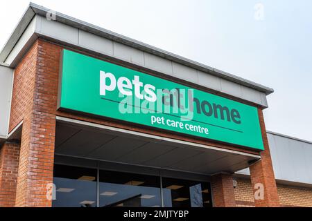 Señalización sobre el punto de venta al por menor Pets at Home, Ayr, Reino Unido Foto de stock
