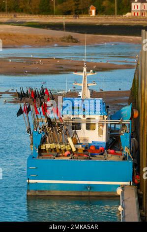 Francia, Calvados (14), Dives-sur-mer, barco de pesca en el puerto con marea baja Foto de stock