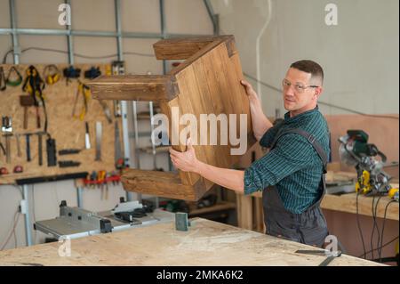 Trabajo De Acabado De Carpintero Masculino Sobre Mesa De Madera En Taller.  Imagen de archivo - Imagen de artesano, muebles: 274518173