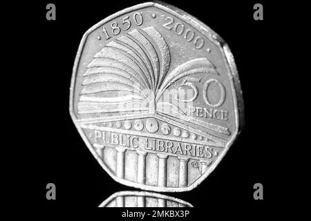 Año 2000 50p moneda conmemorativa de los 150 años de la Biblioteca Pública Foto de stock