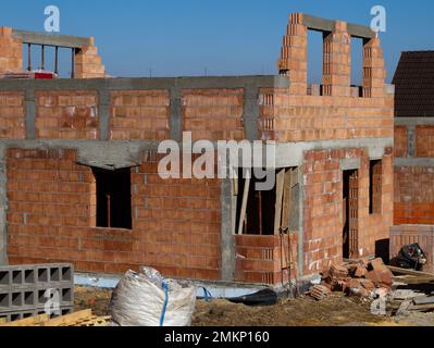 Casa en construcción con ladrillos huecos realizados en hormigón armado  Fotografía de stock - Alamy