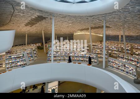 Biblioteca del Centro Rey Abdulaziz para la Cultura Mundial, también conocido como Ithra, Dhahran, provincia de Ash-Sharqiyya, Golfo Pérsico, Arabia Saudita Foto de stock