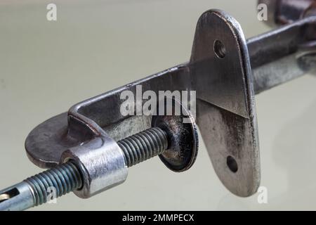 Triturador de carne aislado sobre fondo blanco Fotografía de stock - Alamy