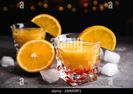 Cóctel fresco alcohólico Tequila Sunrise en mesa gris Foto de stock