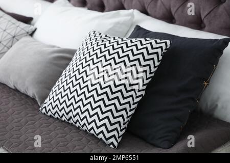 Almohadones decorativos de acuerdo con cama dormitorio lámparas y mesitas de  noche Fotografía de stock - Alamy