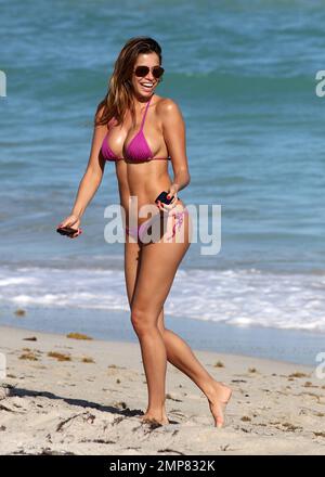 Miss Venezuela 2002 Aida Yespica muestra su increíble cuerpo de playa un bikini rosa durante