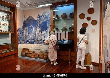 Exposiciones en el interior del museo del faro de Maspalomas, Latarnia Morska, historia de la alfarería trabajando en la isla, Gran Canaria Foto de stock