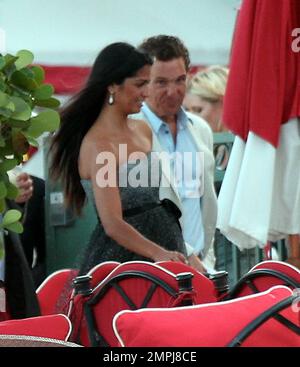 https://l450v.alamy.com/450ves/2mpj8ce/exclusivo-la-nueva-novia-de-matthew-mcconaughey-camila-parece-tener-un-golpe-mientras-llevaba-un-vestido-sin-tirantes-para-la-boda-de-la-modelo-letona-ginta-lapi-a-la-pareja-que-se-caso-solo-una-semana-antes-de-asistir-a-las-nupcias-de-su-amigo-parecia-feliz-y-sonriente-mientras-caminaban-de-la-mano-durante-las-celebraciones-miami-fl-16th-de-junio-de-2012-2mpj8ce.jpg