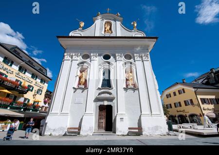 Iglesia parroquial de San Miguel en San Candido (Innichen), Valle de Pusteria, Trentino-Alto Adige, Italia Foto de stock