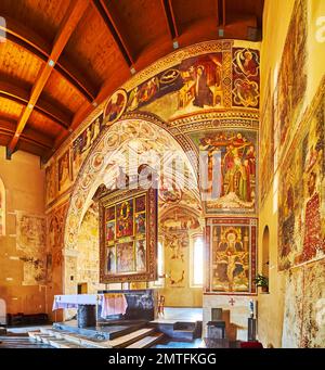 ASCONA, SUIZA - 28 DE MARZO de 2022: El impresionante interior con frescos de la Iglesia de Santa María de la Misericordia, el 28 de marzo en Ascona Foto de stock