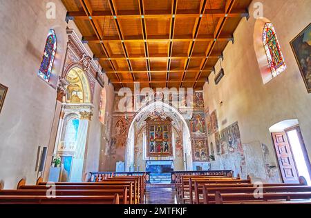 ASCONA, SUIZA - 28 DE MARZO de 2022: La sala de oración con frescos de la Iglesia de Santa María de la Misericordia, el 28 de marzo en Ascona Foto de stock
