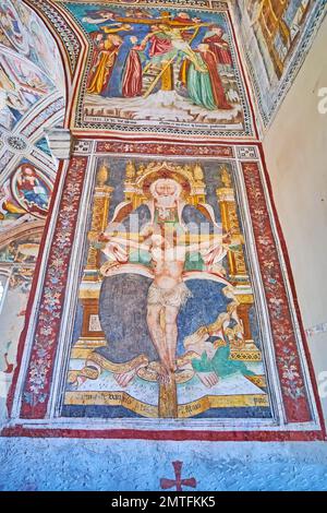 ASCONA, SUIZA - 28 DE MARZO de 2022: El interior con frescos de la iglesia de Santa María de la Misericordia, el 28 de marzo en Ascona Foto de stock