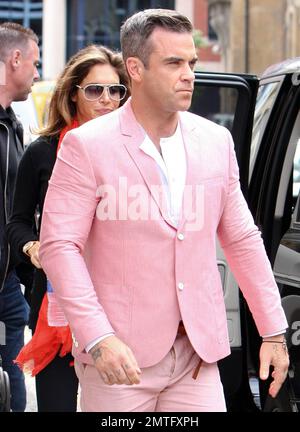 Robbie Williams, de tener que y esposa Ayda Field el estudio de la final de 'El Factor X' de Londres, Inglaterra - 12.12.10 Fotografía de stock - Alamy