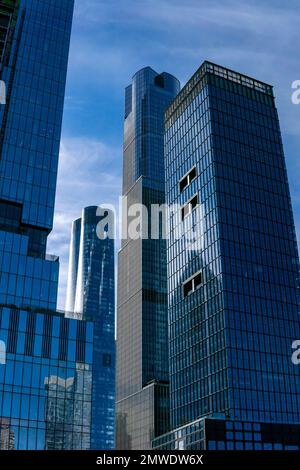 Nueva York, NY - EE.UU. - 28 de enero de 2023 Vista vertical de la revitalizada zona oeste de Manhattan. Con los modernos rascacielos de uso mixto 35 HUD Foto de stock