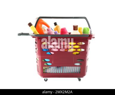 Canasta llena de botellas de plástico para productos de limpieza Fotografía  de stock - Alamy