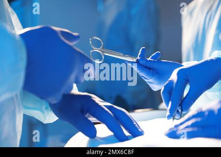 Cirujanos profesionales que realizan la operación en la clínica, primer plano Foto de stock