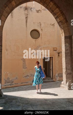 Mujer turista en el Castel dell'Ovo Nápoles, Italia Foto de stock