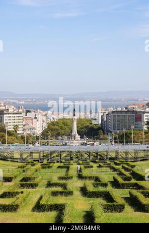 LISBOA, PORTUGAL - 17 DE AGOSTO de 2022: Parque Eduardo VII, Parque Eduardo VII en Lisboa, Portugal. Lisboa y el río Tajo en el fondo. Foto de stock