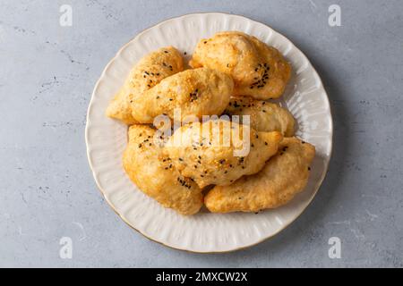 Cocina turca; Pastel de espinacas de queso hecho a mano (nombre turco;  peynirli - ispanakli pogaca, pisi Fotografía de stock - Alamy