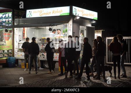 Street stall, Mustafa's Gemüse Kebap, Mehringdamm, Kreuzberg, Berlin, Alemania, Europa Foto de stock