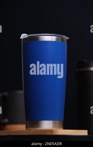 https://l450v.alamy.com/450ves/2n05adr/taza-de-viaje-vaso-de-viaje-aislado-fondo-blanco-taza-de-viaje-mofa-para-arriba-2n05adr.jpg