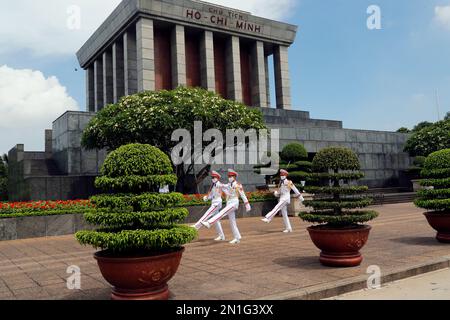 Mausoleo de Ho Chi Minh Cambio de guardias, Hanoi, Vietnam, Indochina, Sudeste Asiático, AsiaVietnam. Foto de stock