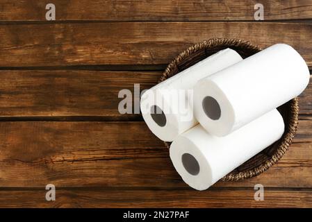 Rollos de papel higiénico en una canasta Fotografía de stock - Alamy