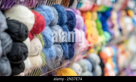 Coloridos hilos de lana para tejer en estantes en la tienda de  haberdashery. Concepto de artesanía de trabajo de punto Fotografía de stock  - Alamy