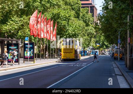 Un carril de autobús que recorre York Street en la zona de Wynyard del distrito central de negocios de Sydney Foto de stock