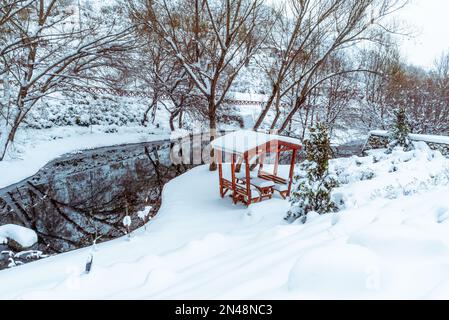 Parque de la ciudad nieve invierno fondo blanco ventisca helada. Día frío  con nieve temporada de tiempo congelado. Concepto idea foto. Fotos Full hd  de alta calidad. Hielo Fotografía de stock 