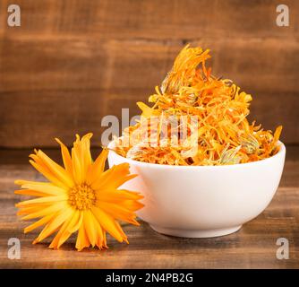 Flor de caléndula seca orgánica y pétalos - Calendula officinalis  Fotografía de stock - Alamy